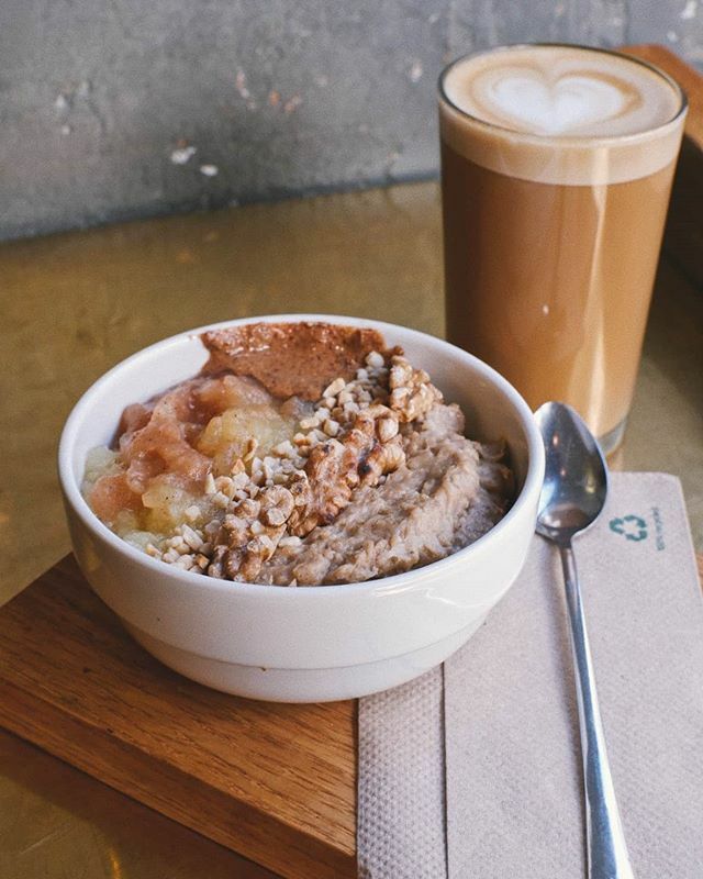 Was braucht man bei einem Unwetter wie diesem? Unterschlupf, warme Kleidung und etwas gutes zu Essen. 
Unser erstes warmes Angebot am Morgen! Das vegane und füllende Porridge verspricht ein wohliges Gefühl für den ganzen Tag. 
Bio Haferflocken und Haferm… ift.tt/37dmcNG