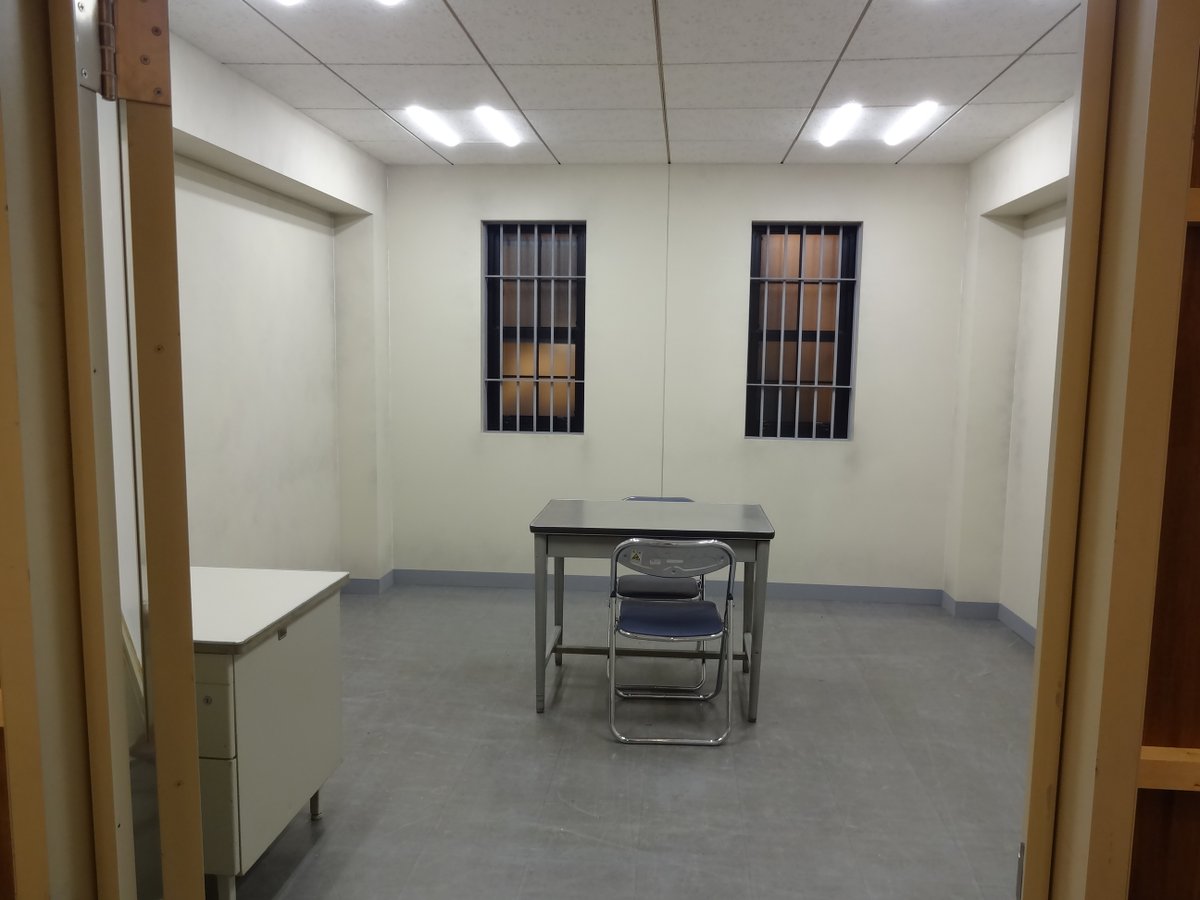 Ruby Emmeline Sur Twitter 2 2 Nhkドラマ10 ハムラアキラ 収録セットスタジオ見学 その18 次は取調室 右 と探偵事務所 左 のセット まずは警察署の取調室です 民放の2時間ドラマだといろいろなタイプの部屋が常設されている撮影スタジオを利用しますが Nhkだ