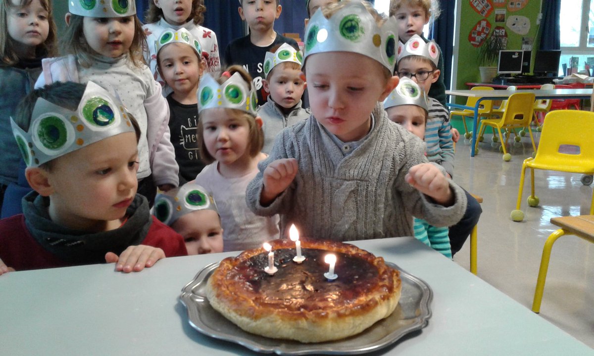 MaternelleC's tweet photo. Au mois de janvier nous avons préparé une galette pour les anniversaires de Nolan et Hayden.
Oliver a eu la fève et il a choisi sa reine Maitane.
Nolan a eu 3 ans et Hayden a eu 5 ans. https://t.co/AGipg065Te