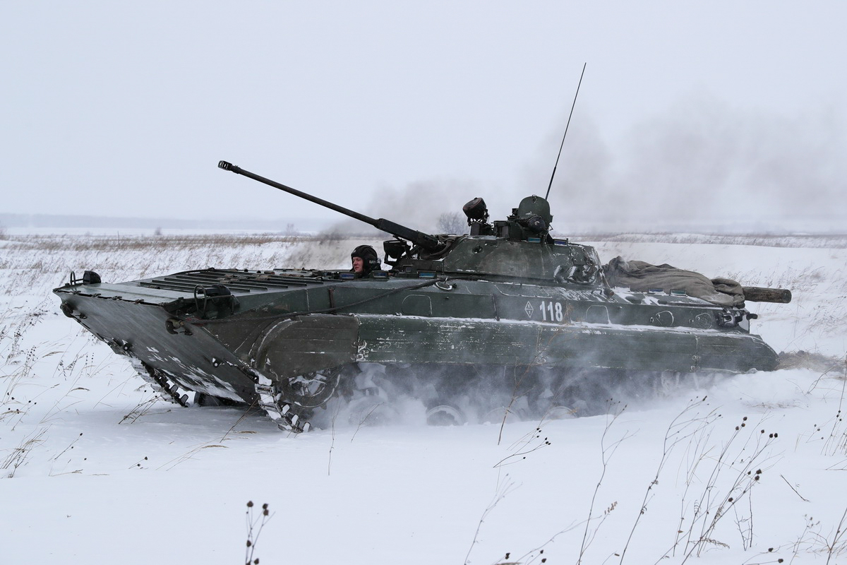 бмп 2 камуфляж рф. гусеничный бронетранспортер зимний. бмп в движении. бмп-1 вс казахстана. бмп 2 в зимнем камуфляже.