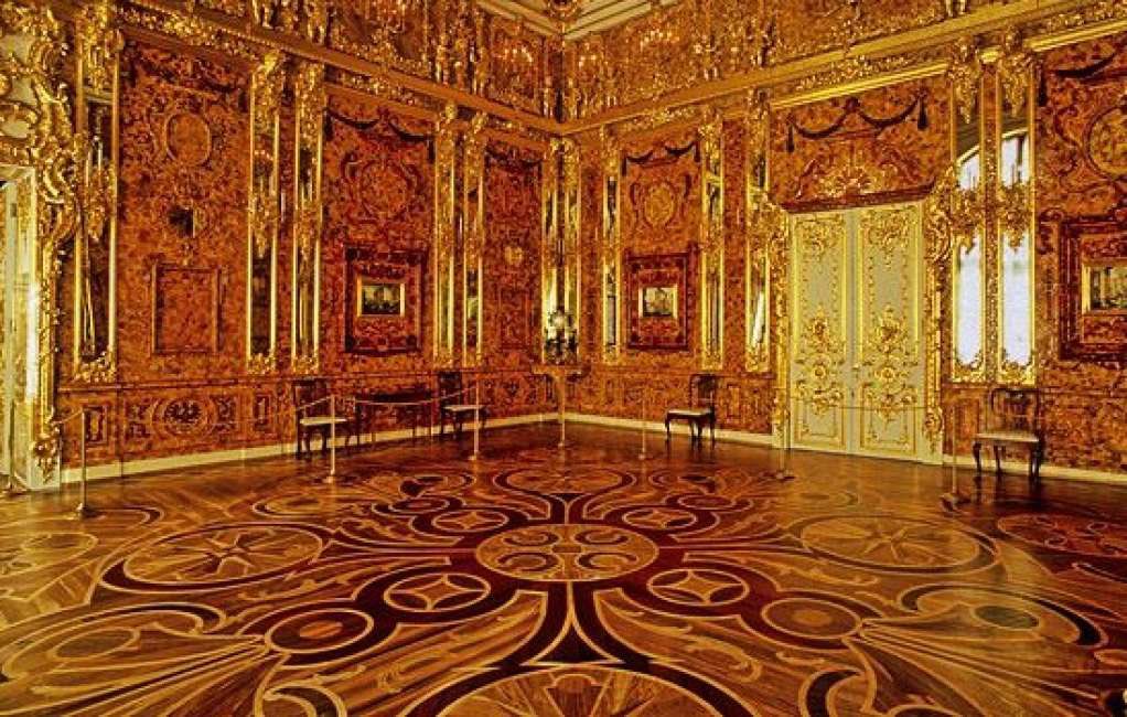 La camera d’ambra nel Palazzo di Caterina a Pushkin,
ricostruita totalmente dopo essere stata trafugata dai nazisti durante l’assedio dell’allora Leningrado, oggi San Pietroburgo, fu smantellata pezzo per pezzo.

#CittaDArteNelMondo a #CasaLettori