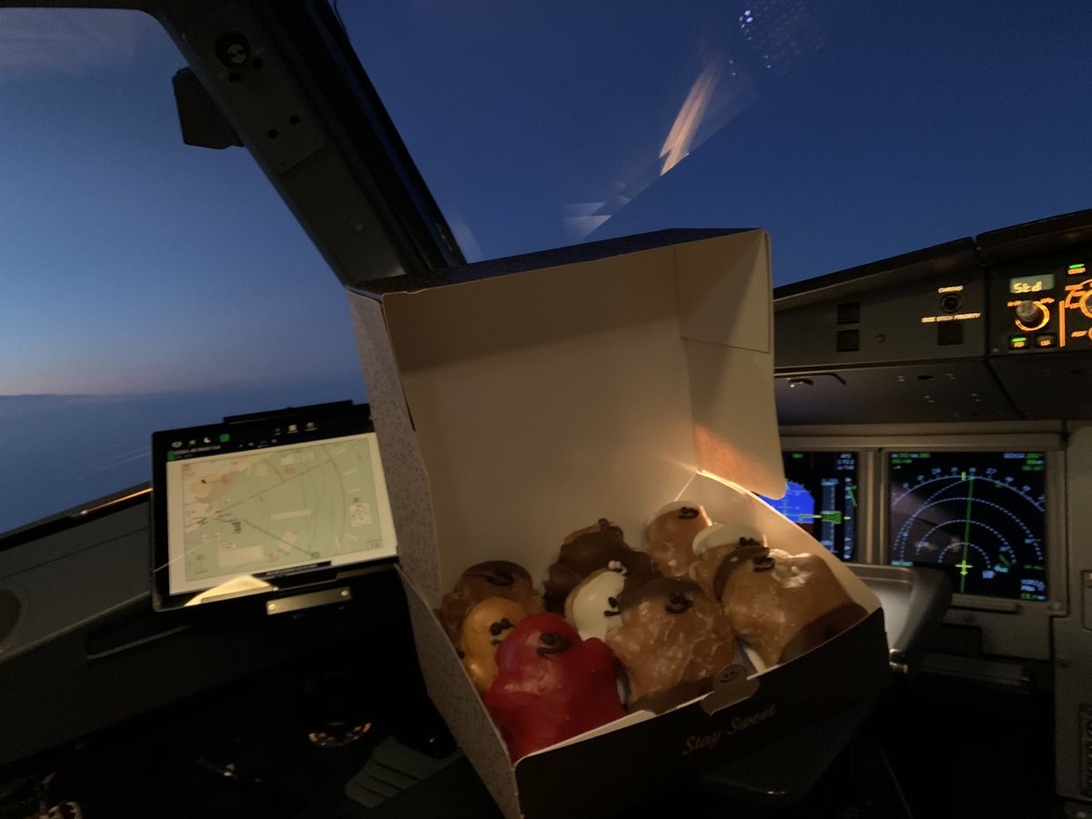 cristianpd320's tweet photo. Amanece y vamos a desayunar.
Un #tripulanteadicional ha pasado por #boldu antes de venir al avión 😁👏🏻 https://t.co/WltthZxlab