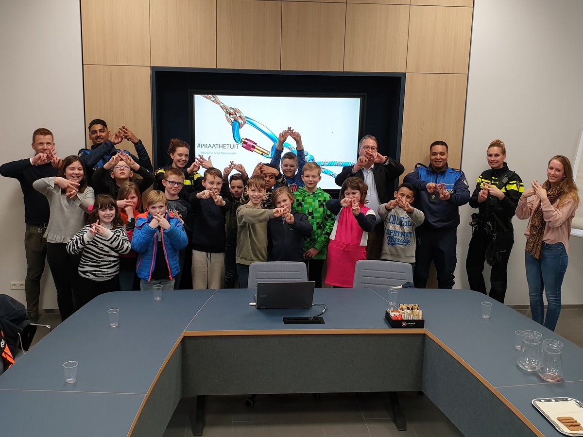 r_ijsselstijn's tweet photo. Vanmiddag presenteerde groep 7A  @obsIXIEJE hun campagne #praathetuit aan bm @HanWeber @ZuidplasMDT @HHZuidplas en Veiligheid @Zuidplas "Wat bij ons op school werkt, kan op straat bij anderen werken!" Mooi initiatief. Gezamenlijk acties bepaalt, binnenkort samen campagne voeren! https://t.co/H4m0DbbvCv