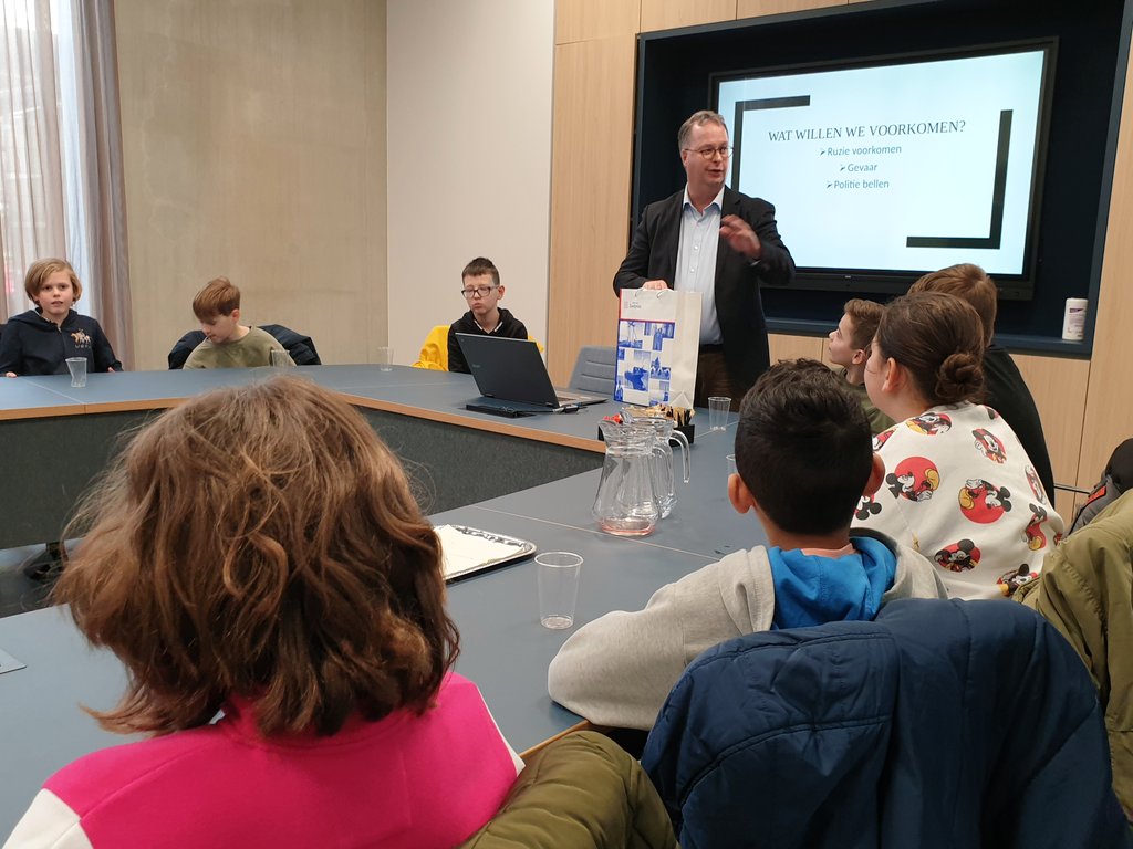 r_ijsselstijn's tweet photo. Vanmiddag presenteerde groep 7A  @obsIXIEJE hun campagne #praathetuit aan bm @HanWeber @ZuidplasMDT @HHZuidplas en Veiligheid @Zuidplas "Wat bij ons op school werkt, kan op straat bij anderen werken!" Mooi initiatief. Gezamenlijk acties bepaalt, binnenkort samen campagne voeren! https://t.co/H4m0DbbvCv