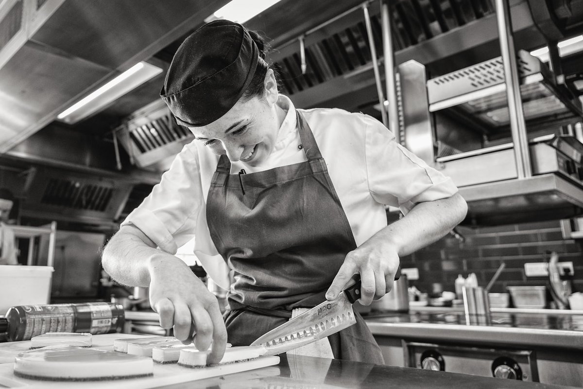 Katie, cracking on getting the cheesecake ready for service.
oxfordbluepub.co.uk/menus/
#gastronomia #gastroart #pastry #chefslife #cuisine #foodies