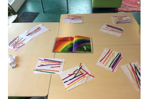desBlauwehof's tweet photo. #regenboog #sorteren #fijne motoriek #samen #Moppereend #PO https://t.co/A3MZAx7loE