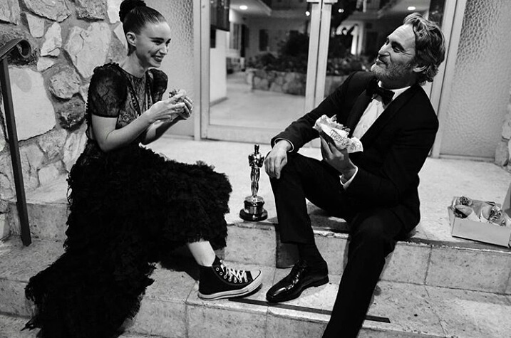 soylasoberano's tweet photo. El Oscar, unas Converse, dos hamburguesas veganas y la felicidad.
Anoche Joaquín y Rooney
📷 Greg Williams
Buen día. https://t.co/KFaYcYhuAc