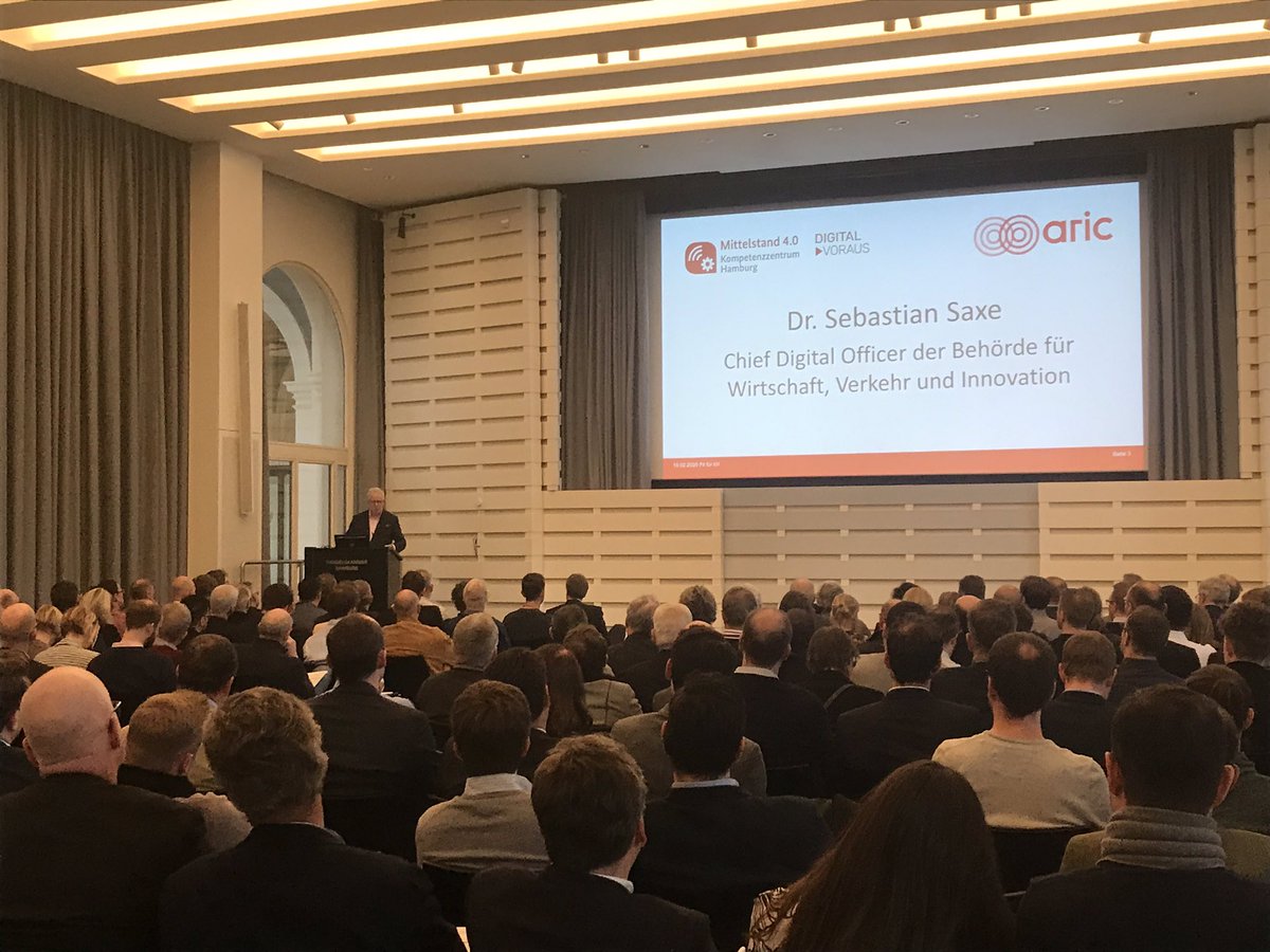 AloisKrtil's tweet photo. Volles Haus in der Handelskammer beim ersten #KIInformationstag, den das #ARIC zusammen mit dem #MKZ und der #HK Hamburg veranstaltet @aric_hamburg https://t.co/a79CKCHEuY