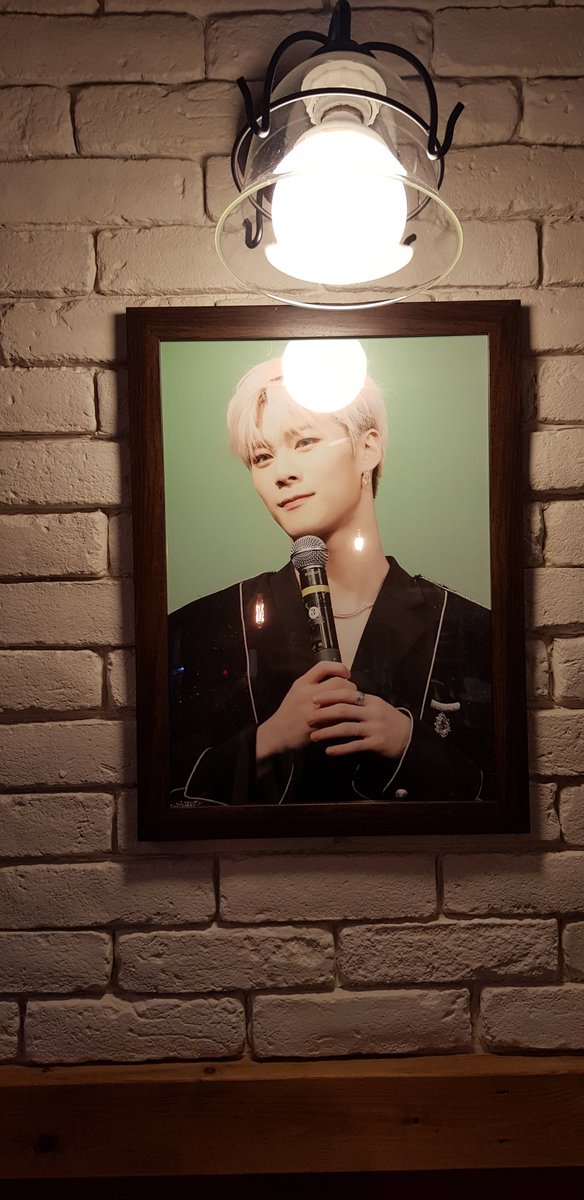 stardreamsister's tweet photo. 오늘 연남동 별빛카페달빛차에 다녀왔요^^ 오후 늦게 카페를 방문을해서 그런지 사람도 없고 한적하더라구요😊
그래서 열심히 빈이와 민혁이 사진 찍고 왔어요ㅎㅎ 이벤트 감사합니다 
#늑대소년_차에타봐 
#9899_조상즈_언제나_함께하길 
@arohatoo @coolbin8929 https://t.co/ONzmLFfFVW
