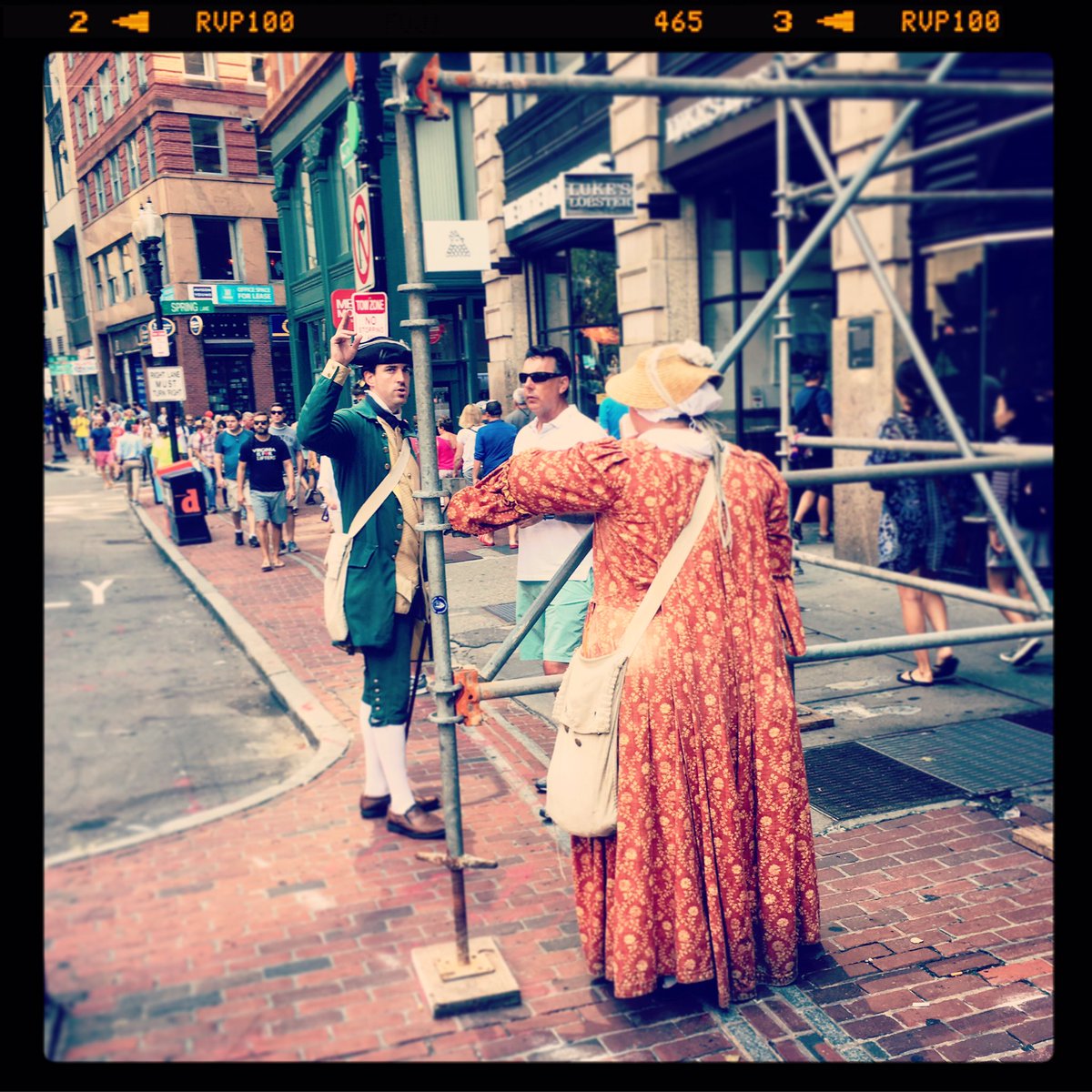 marcolaudonio's tweet photo. i patrioti americani del #BostonTea sono in giro per #Boston, #DanteAlighieri sotto la sua statua a #Verona. La storia, le storie, miti e fantasie li incrociamo in strada. Sempre. Su #instagram ne faccio gallery #sonoinmezzoanoi https://t.co/xd2jKMlaW4 e non finisce qui... https://t.co/8cB6ENvTna