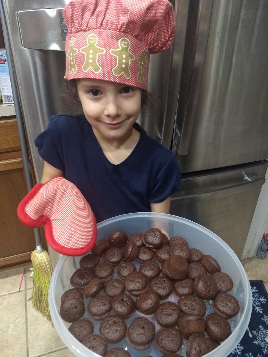 mmmjsaldivar's tweet image. Using paper ❤️s to spread/teach a message of being kind through 🎶. Helping the littles to remember Christ's example of loving 1 another thru various songs. My sweet helper &amp;amp;mini chef w/the treats of mini choc cupcakes = 😍😋 kids  #musicmakesmehappy #loveoneanother #singingtime