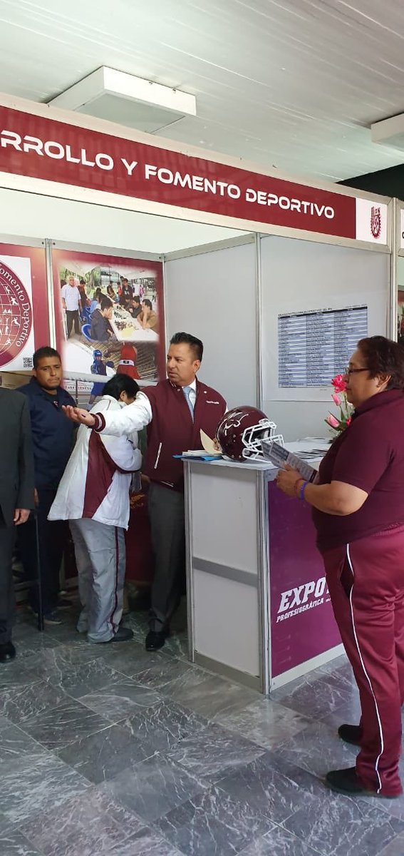 BurrosBlancos's tweet photo. Burros Blancos presentes en la Expo Profesiografica 2020. 🇱🇻

Honra la tradición, construye el legado. 🏈

#PRIDE https://t.co/8oWQpQysse