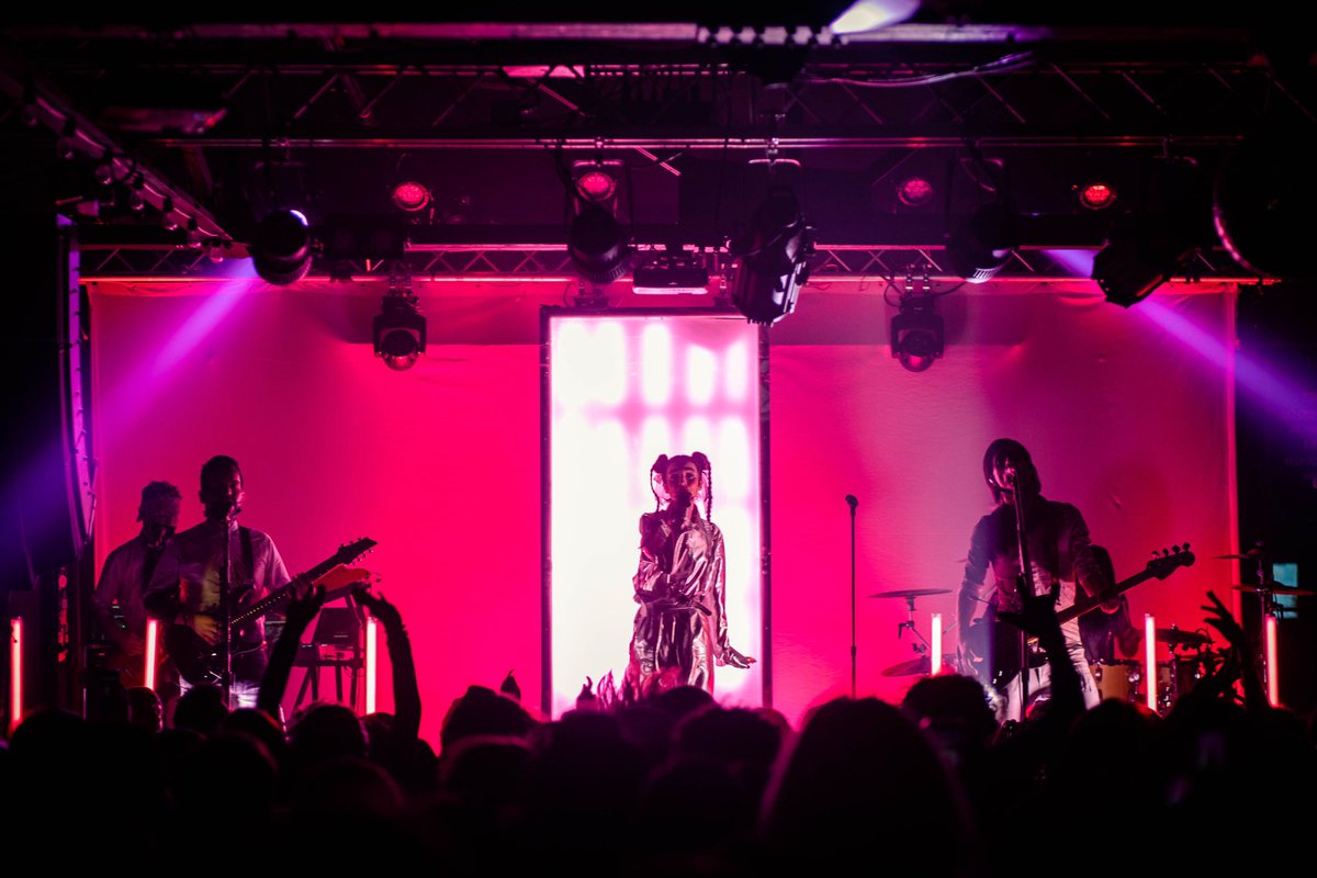 TandA_Media's tweet photo. This tour is wrapping up this week so if it’s stopping by in your area, don’t miss out! Head over to https://t.co/73JYjFlKsj to check out this awesome new gallery of @poppy and @vowwsband from 02/05 in MA! Shot by: @colinkentt https://t.co/gwES96NaOt