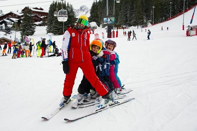 esf1650's tweet photo. Qui est le plus heureux, la monitrice ou les enfants ? 🤗 Who is the happiest, the instructor or children ? 🤗 @valentinevgr_ #esf #courchevel #esfcourchevel1650 #ski #skilessons #skischool #moniteur #instructor #enfants #children #happy #happiness #ho… https://t.co/podeX9wHus https://t.co/s0LY7n7tGg