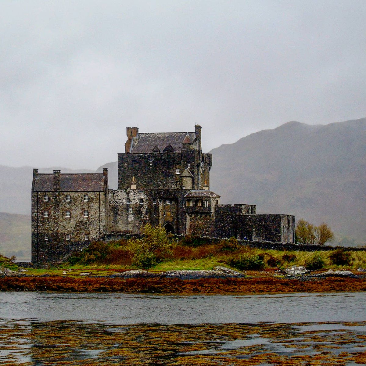 DonChase315's tweet photo. Eilean Donan castle in the #scottishhighlands. The original castle, that is no longer standing, was built in the 13th century and was long the ancestral seat of the Mackenzie clan #ilovescotland #scotland #VisitScotland #seescotland #seetheworld #travelscotland #travelpic https://t.co/BuDG5O9h8Y