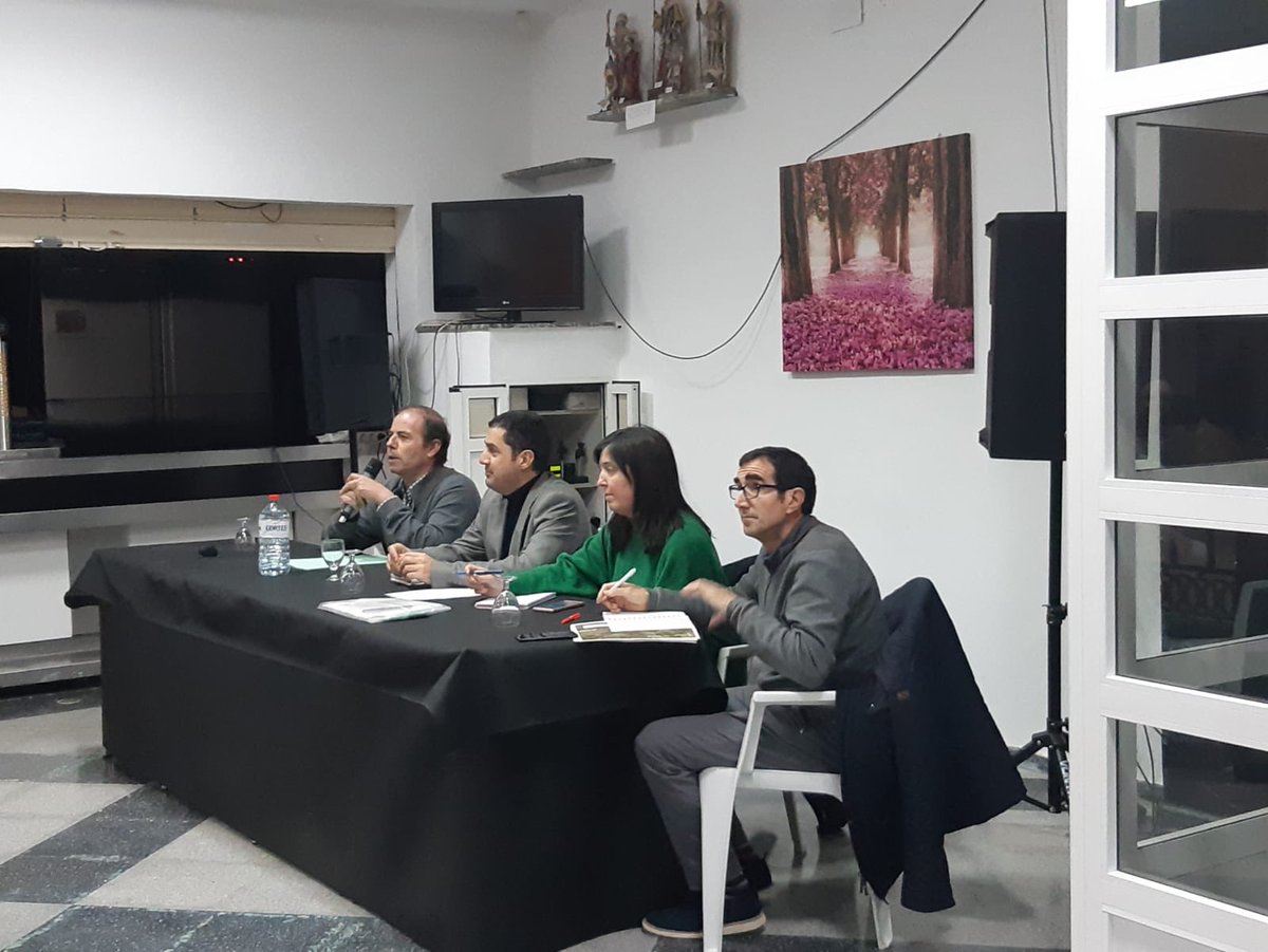 L’alcalde <a href="/tonifrancesp/">Toni Francés</a> ha explicat al veïnat els diversos projectes i accions i després ha començat el torn de paraula per part de la ciutadania, qui estan traslladant les seues propostes per millorar les urbanitzacions. 

#Alcoi #Alcoy