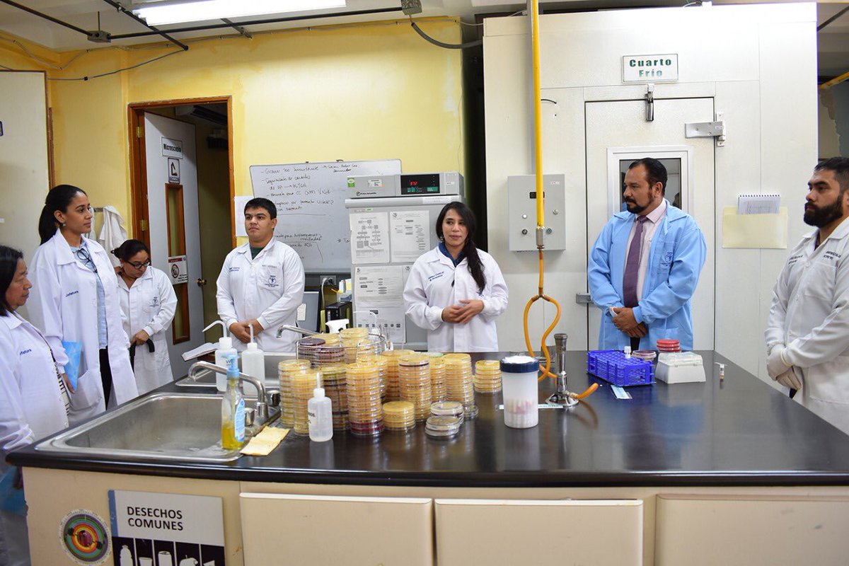 En el recorrido por las instalaciones, la Jefe del Laboratorio Nacional de Salud, Licenciada Lylian Edna Méndez Gonzáles de Reyes y el Doctor Julio Tejada abordaron temas de importancia para el fortalecimiento