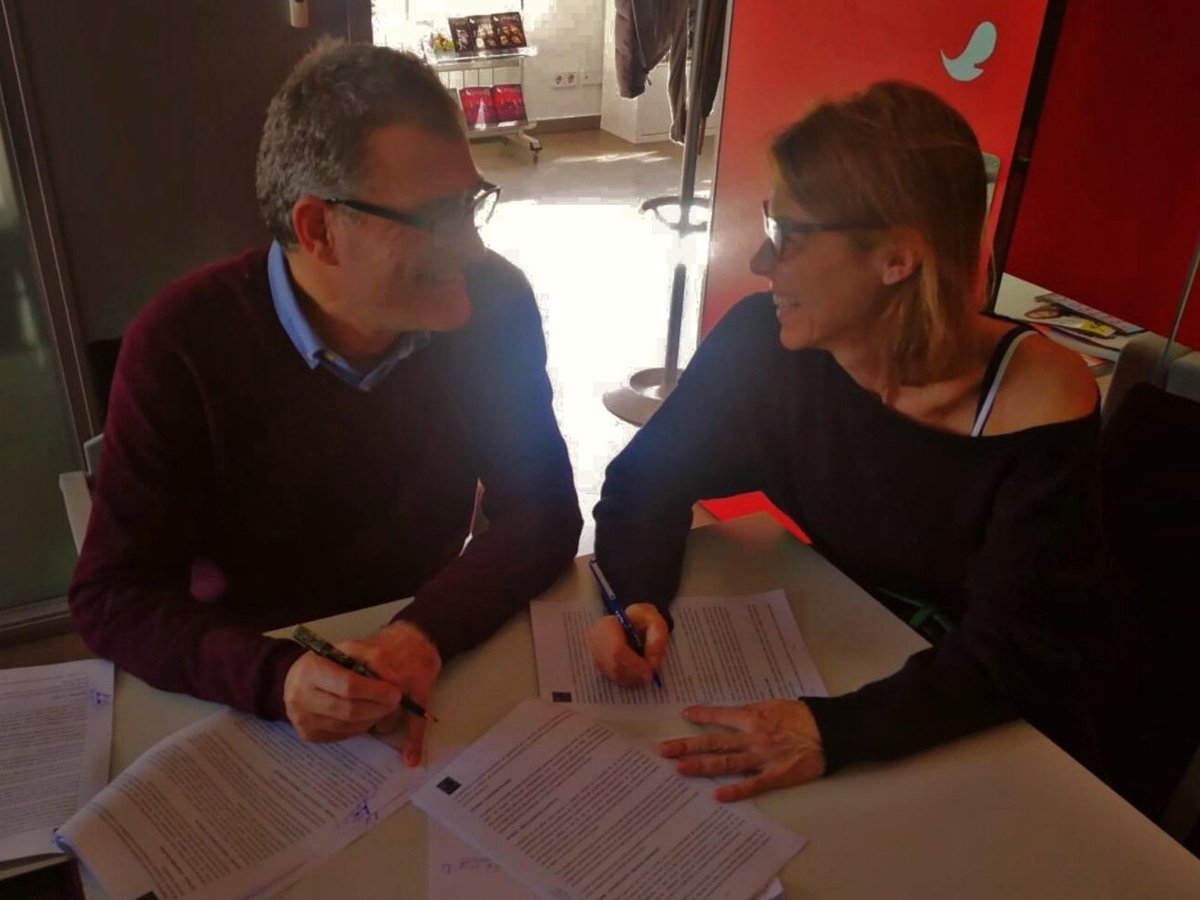 Hoy nuestra directora <a href="/BlancaOteyza/">Blanca Oteyza</a> ha estado en las oficinas de <a href="/clubsmedia/">Club Smedia Teatro</a> y estamos emocionadas de anunciar que #TIZA llega al <a href="/TeatroCofidis/">Teatro Cofidis</a>! 
Muchas gracias a #EnriqueSalaberria y a Smedia por apostar por la Joven Compañía Oteyza. ❤️
📆 Domingos
🕰️17:00h
ESTRENO: 15 de MARZO