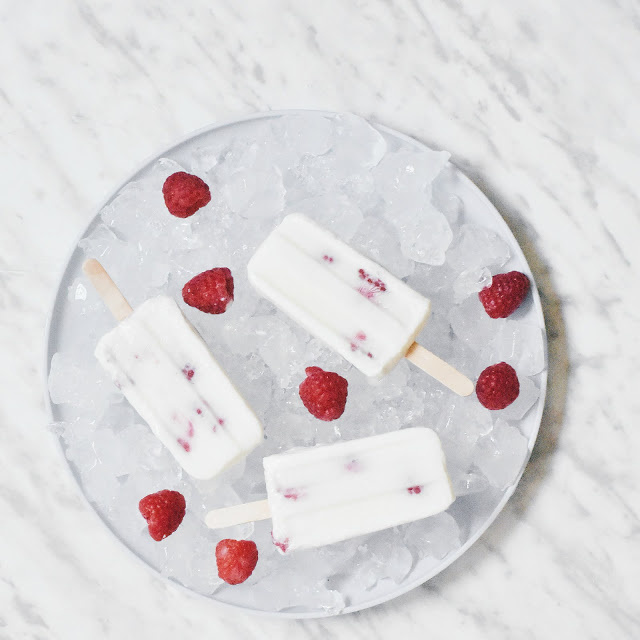 PALETAS DE YOGURT Y FRAMBUESA {3 INGREDIENTES + SALUDABLE} #recetas blgs.co/oFyf3P