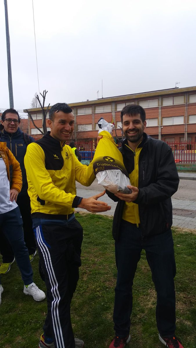 trilocost's tweet photo. Gracias a @maratonianosleg  por entregarnos a un nuevo #triloco, poco después le dimos una buena bienvenida en @SaloonBarElPaso. #fuerzatriloca @AytoLeganes @bicicletasmanas https://t.co/dmV8DqHv8D
