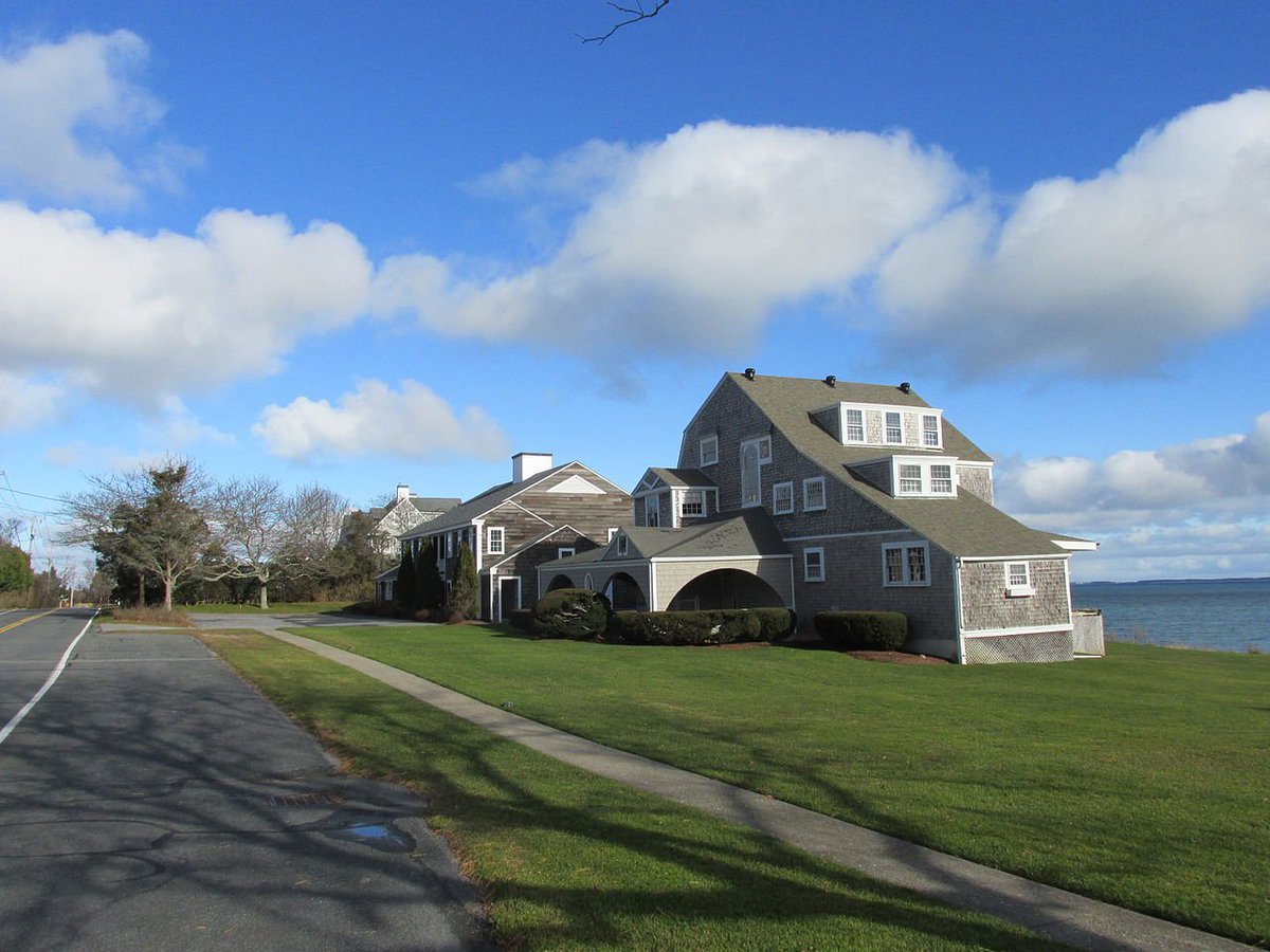 that fun-size fun is balanced out, though, by the Cape's huge macro-capitalist shingle style...stuff. shingle can be nice but this stuff - lots of these are yacht clubs, that kind of thing - is pretty gross