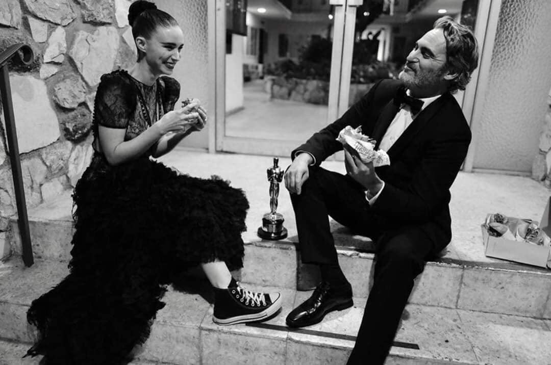 Joaquin Phoenix y su novia Rooney Mara celebrando la victoria en los #Oscars2020 con unas hamburguesas en el suelo es lo mejor que verás hoy
#Oscars  #Oscar2020 #Oscar #OscarChupitos #JoaquinPheonix #eminem #Joker #academyawards2020 #JoaquinPhoenix