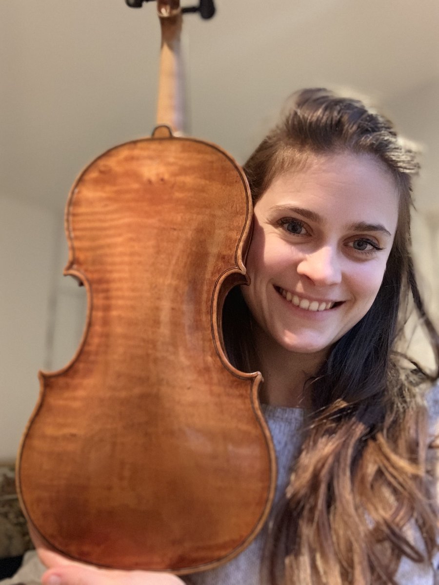 SBardonneche's tweet photo. Incroyablement heureuse de jouer ce magnifique violon Amati de 1596 grâce à la fondation @JrJumpstart-Sparey Collection! #newviolin #amati https://t.co/bdCh0z1sW3