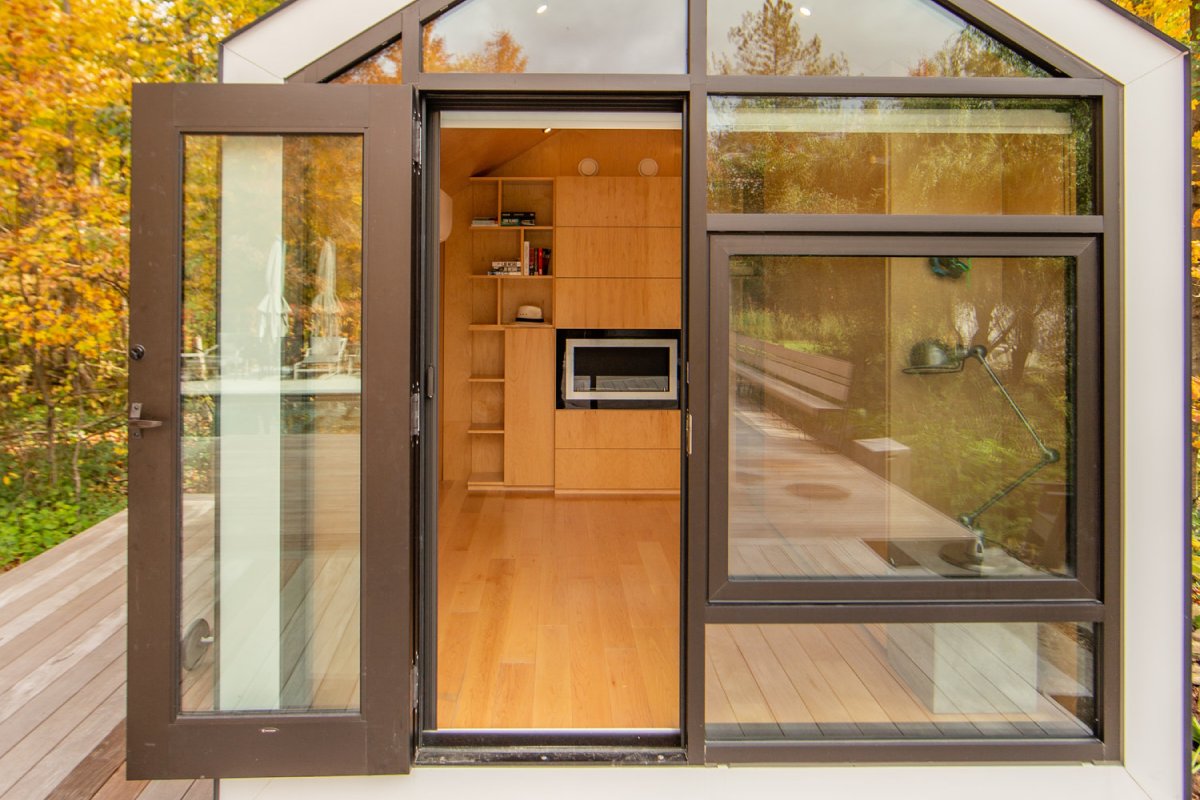 dwellito's tweet image. Meet Bunkie Vos. This 106 square foot modular home often requires no permit and includes a complete set of pre-assembled components for on-site installation. Perfect for a backyard office studio.

#modularmondays #modularhome #prefab