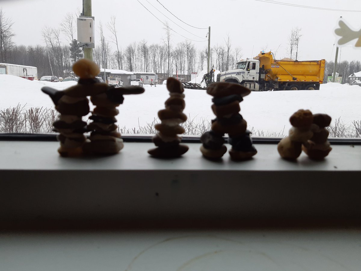 Nos amis de mat-jardin explorent la culture inuit en fabriquant leur Inukshuk. <a href="/ecole_NDC/">École élémentaire catholique Notre-Dame-des-Champs</a>