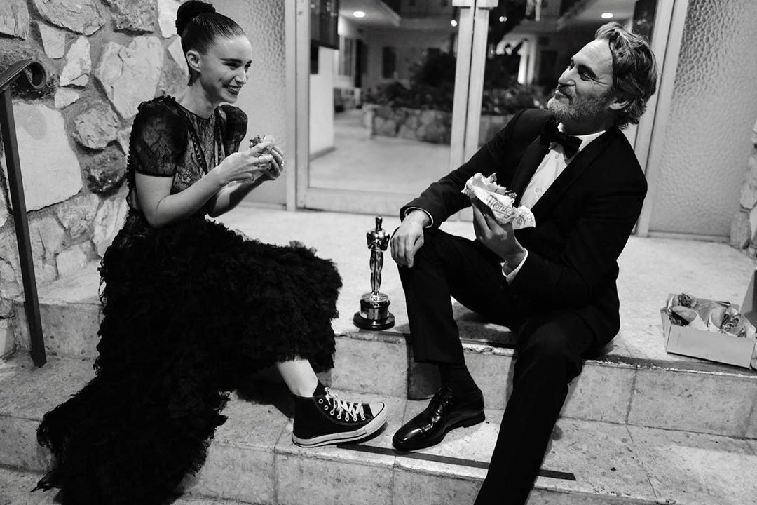 Uppers_Life's tweet photo. Joaquin Phoenix con su Oscar y Rooney Mara en @Converse comiendo hamburguesas veganas de Monty's es todo lo que necesitábamos ver hoy.

Foto de @GregWInsight. https://t.co/UMnRYE40qd