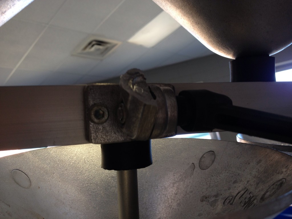 satansrobot's tweet photo. @Aluphone hi! Our mounting socket cracked in half last weekend. How can we get a replacement? https://t.co/z96ANH0bAl