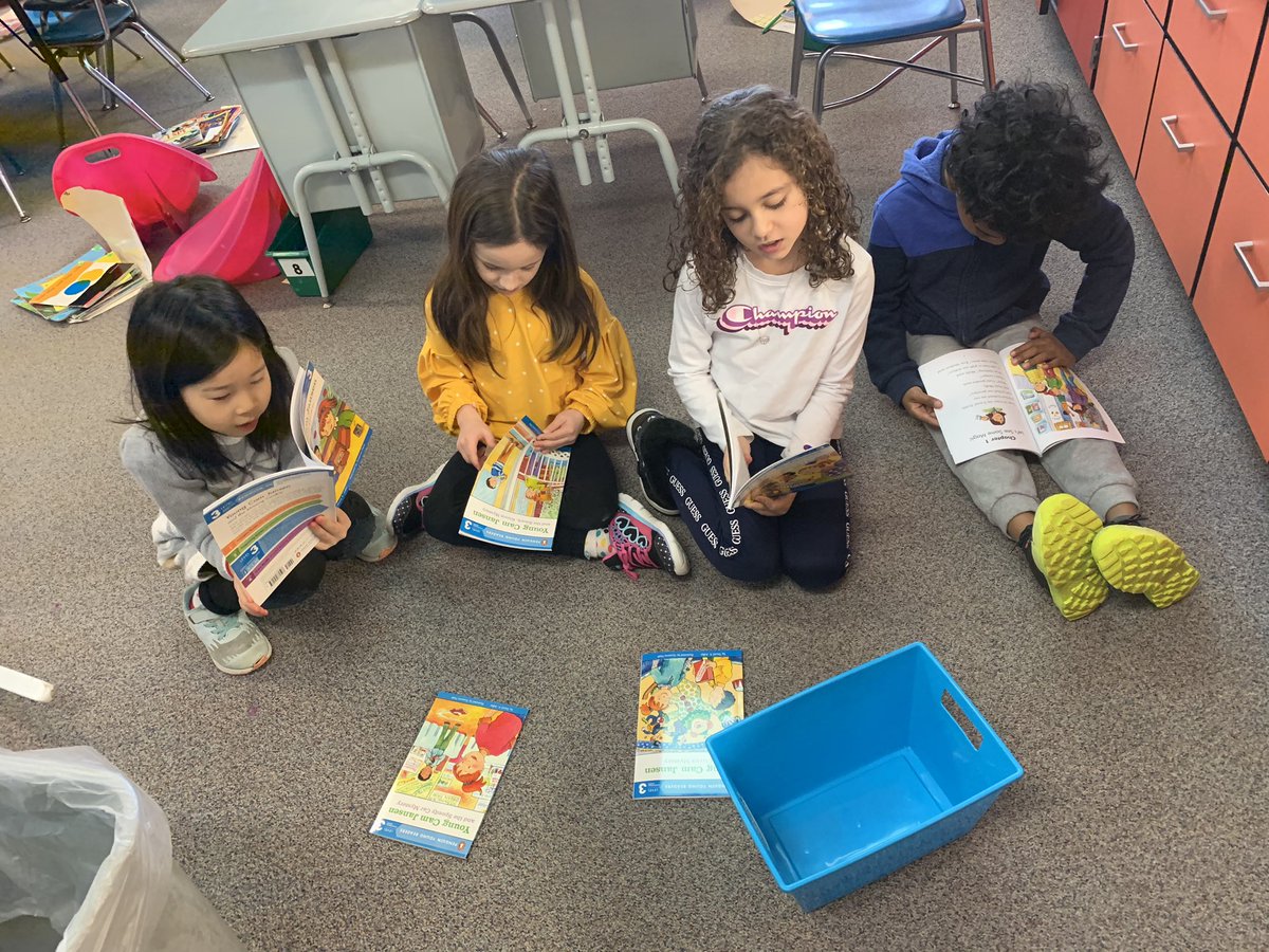 sglasser3's tweet photo. First graders find their book clubs and dig in together! @ShalynFortuna @HamiltonHawks82 @troyschools @TCRWP https://t.co/yhUJUgHwUn