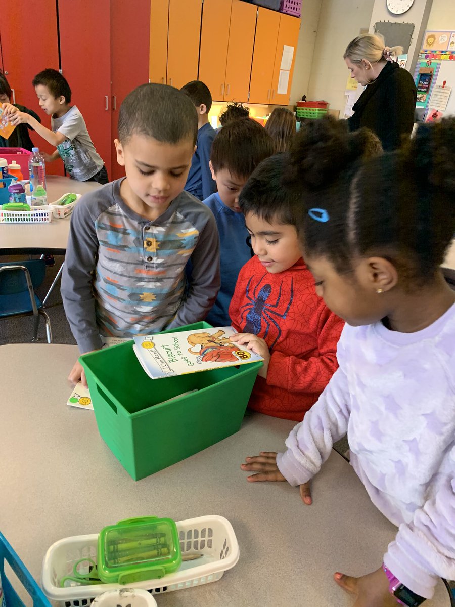 sglasser3's tweet photo. First graders find their book clubs and dig in together! @ShalynFortuna @HamiltonHawks82 @troyschools @TCRWP https://t.co/yhUJUgHwUn