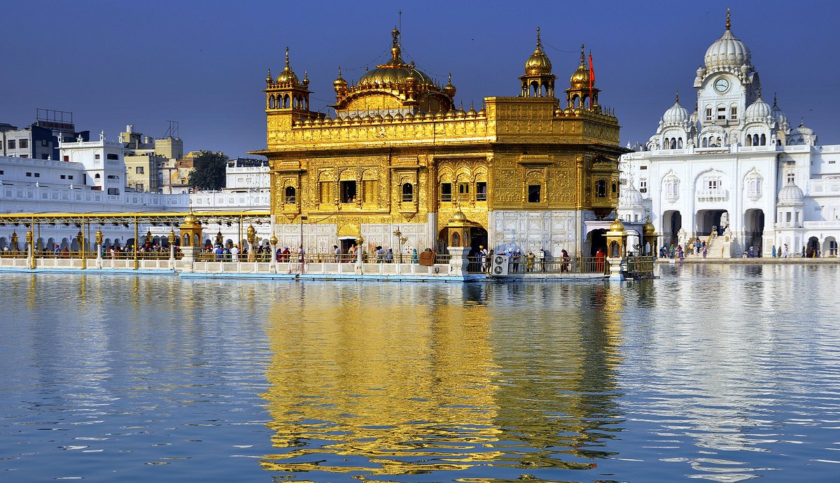 23 #IncredibleIndiaGolden Temple serves free meals, known as langar, to people of all religions & faiths every day.The langar serves a massive number – 50,000 people a day! On holidays/religious occasions, the number often goes up to 100,000!