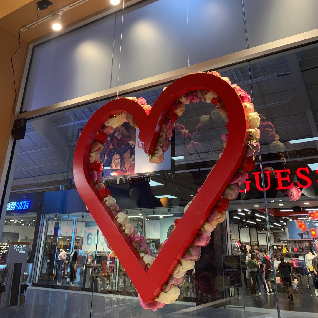 VisualCiti's tweet photo. Valentines Day Flower Display for Lindt Chocolate 🌹🌸💝
.
.
#visualciti #visualsoflife #visualmerchandising #merchandising #storedesign #visualprops #signage #custom #LindtChocolate #valentineday #love #flowers #windowdisplay #props https://t.co/8NmfaNdjqP