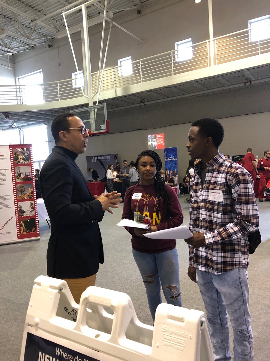 APSUPoliSci's tweet photo. We want to share a few pics from #APDays @austinpeay this weekend. It is always wonderful to talk with incoming #PSPM students and their families...great to see #FutureGovs #GovsLead #LetsGoPeay https://t.co/8ugwbbDVxt