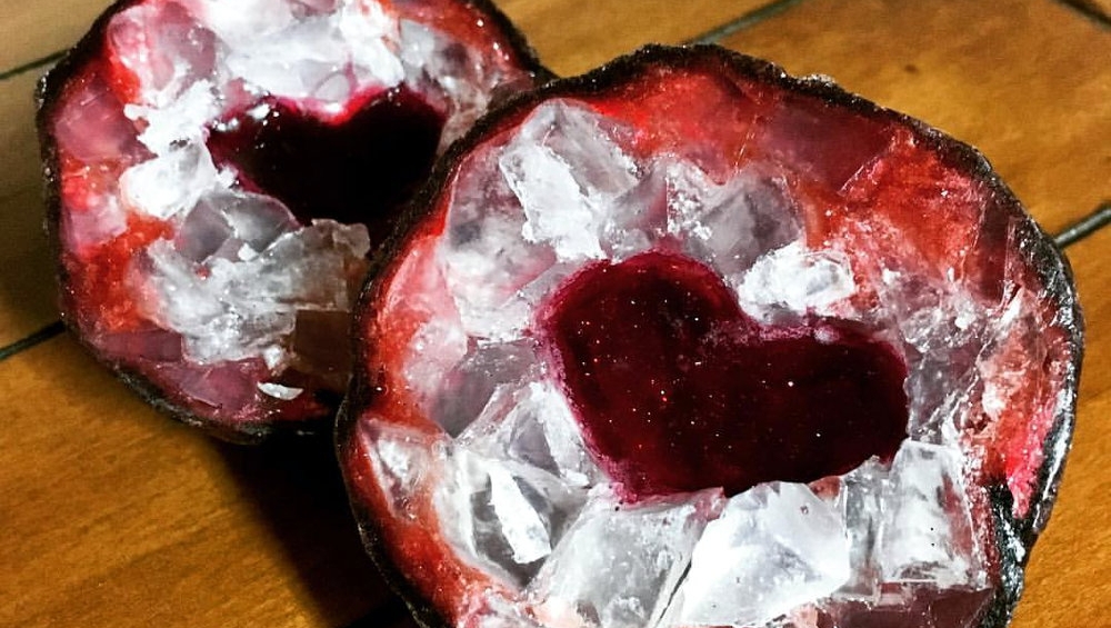 soapdeli's tweet image. You've got to check out this geode #soaptutorial with #heart shaped centers for #DIY #valentinesdaygifts this winter. Make homemade soaps that look like #geode crystal rocks with this step-by-step photo melt and pour #soaprecipe. soo.nr/oBtd
#valentines #handmadegifts