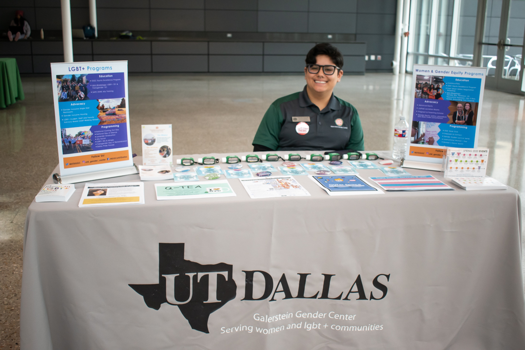 UTDAuxiliarySvs's tweet photo. Thank you again to the @UTDGGC for coming out to Ready Player Two, and the #UTDBookstore for donating prizes for us to give out! #UTDallas #UTDTechStore https://t.co/CDQdIn2BQD