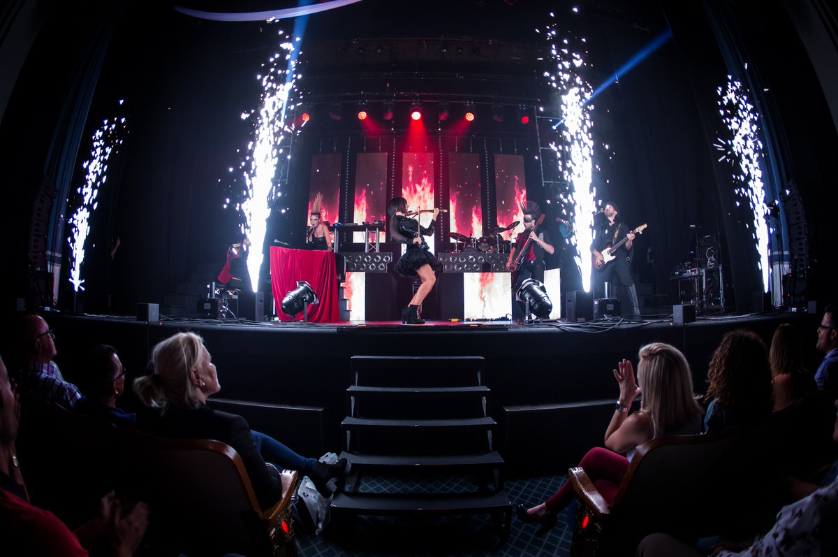 Es lunes y estás en la oficina...😴 Tenemos una idea: ¡Tómate un descanso y escucha a todo volumen esa canción que te eriza la piel! 💥✨
Verás como vuelan esas chispas. 😉