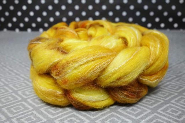 ClassySquid's tweet image. Testing out a new photo studio setup with some Felix Felicis on this gray, cold, rainy Monday morning! This &apos;liquid luck&apos; potion is a delightful molten gold, dyed on our Opulence base: a totally squishable blend of fine Rambouillet, cashmere, Tussah silk… ift.tt/39lGztC