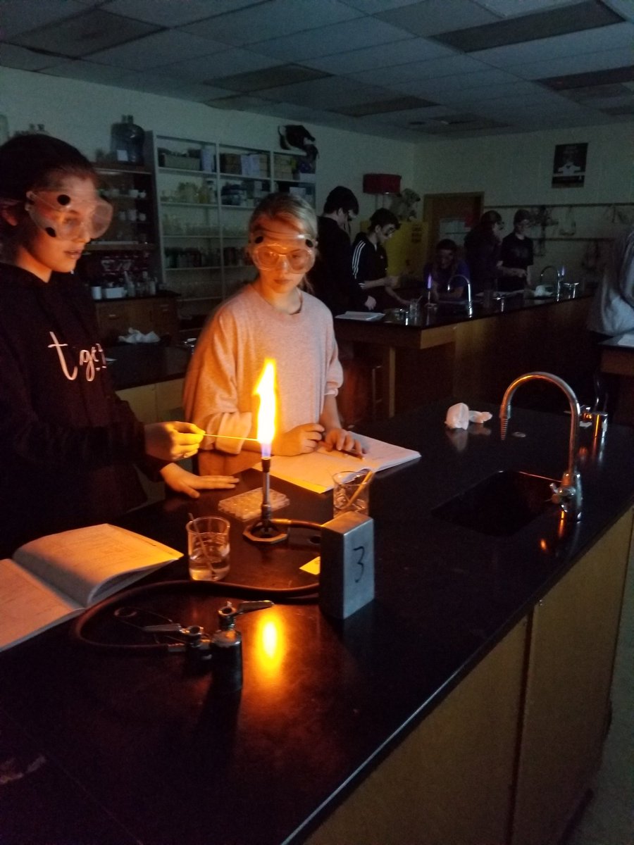 high_hhs's tweet image. Every Chemistry Student&apos;s favorite day. Flame Test Lab. #HHS#TeamDCS