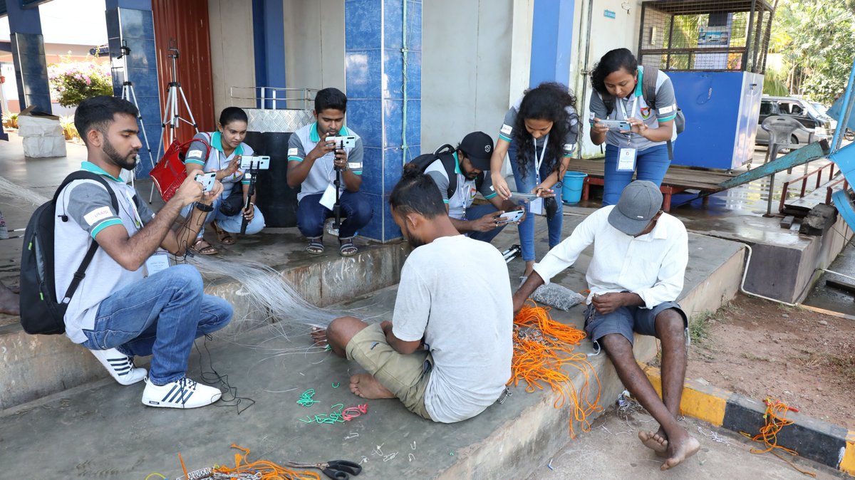 SDJF_lk's tweet photo. Day 4 is the most exciting day of the #MediaCorpLK training because they apply the knowledge and skills they learnt to produce their first MoJo. MediaCorp team set off to the Negombo fisheries harbor & fish market for stories worth telling.
#USAID #IREX #SDJF #iVoiceLK #MoJoLK https://t.co/1p4OcillCB