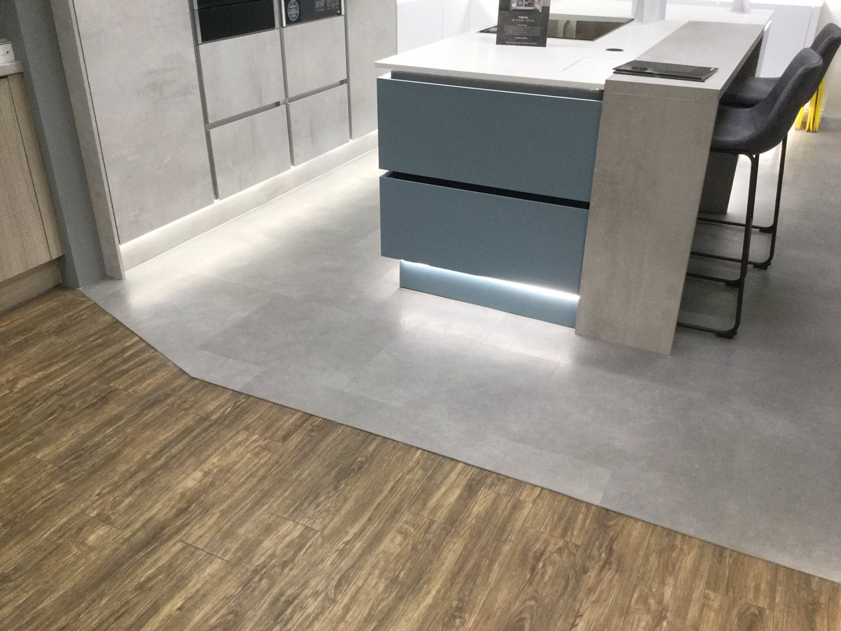 Palio_Damian's tweet photo. Palio Looselay Nisida looking fantastic. Recently installed at @ELivingSpaces in Fareham as part of their showroom revamp. We think it looks rather striking.
#palio #karndean #looselay #kitchenshowroom #elliotts #trade #flooring https://t.co/lsHgKPOlBc