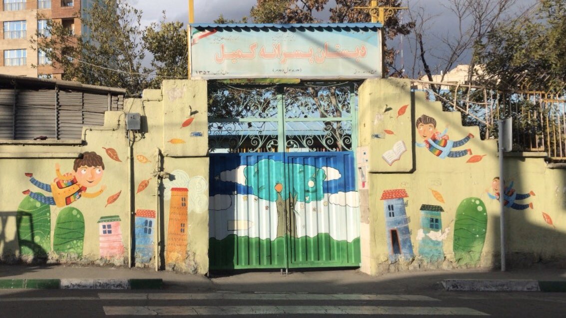 Mauriello_R's tweet photo. On my way from the university back home. #walking #lifeintehran #streetsoftehran https://t.co/ua9NlbumHJ