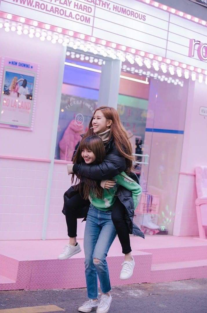 dagomeeee's tweet photo. #골든보이스_로제데이
#OurMusicianRoséDay 
@ygofficialblink 
Tấm này yêu xỉu luôn á 🥰❤️❤️ https://t.co/a2JByMoWGU
