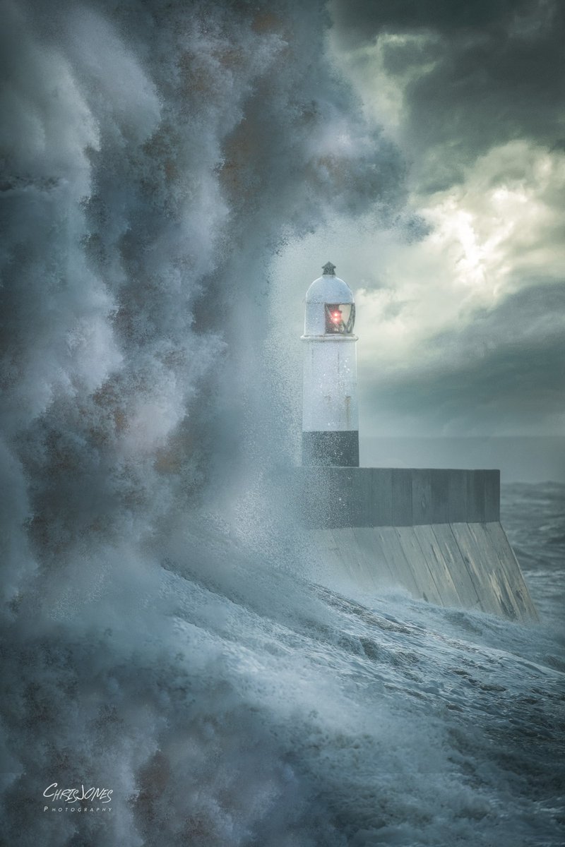 Storm Ciara Porthcawl 10/02/20 , some of the biggest waves I've seen down there . It was like a bomb going off when they were hitting the pier🏴󠁧󠁢󠁷󠁬󠁳󠁿📷🌪💨
<a href="/StormHour/">#StormHour</a> <a href="/PorthcawlRNLI/">Porthcawl RNLI Lifeboat</a> <a href="/BridgendCBC/">Bridgend CB Council</a> @BridgendBites <a href="/MCA_media/">Maritime and Coastguard Agency</a> @28storms <a href="/ItsYourWales/">It's Your Wales</a> <a href="/visitwales/">Visit Wales 🏴󠁧󠁢󠁷󠁬󠁳󠁿</a> @ruthwignall