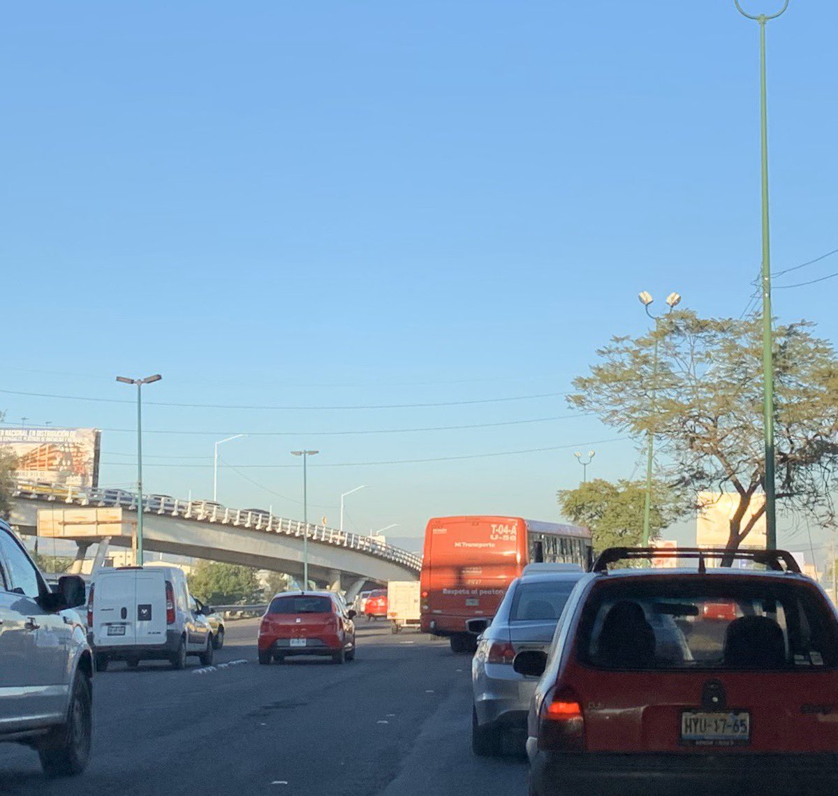DeyBeaN's tweet photo. @TransporteJal @JaliscoVial @zona3noticias @Trafico_ZMG @ElTocinoDelDia @PabloLatapi Camion T04A-U56 (646) cruzando camellón de LzrCardnas  entronq C. Chapala para salir a lateral situación común con esta ruta (8:11am) Necesario poner orden en esta zona. https://t.co/a0o4DWmRlV