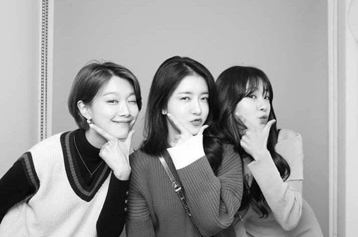 우리는 사진 부스에서 사진을 찍는 것처럼 행동하는 것을 좋아합니다.