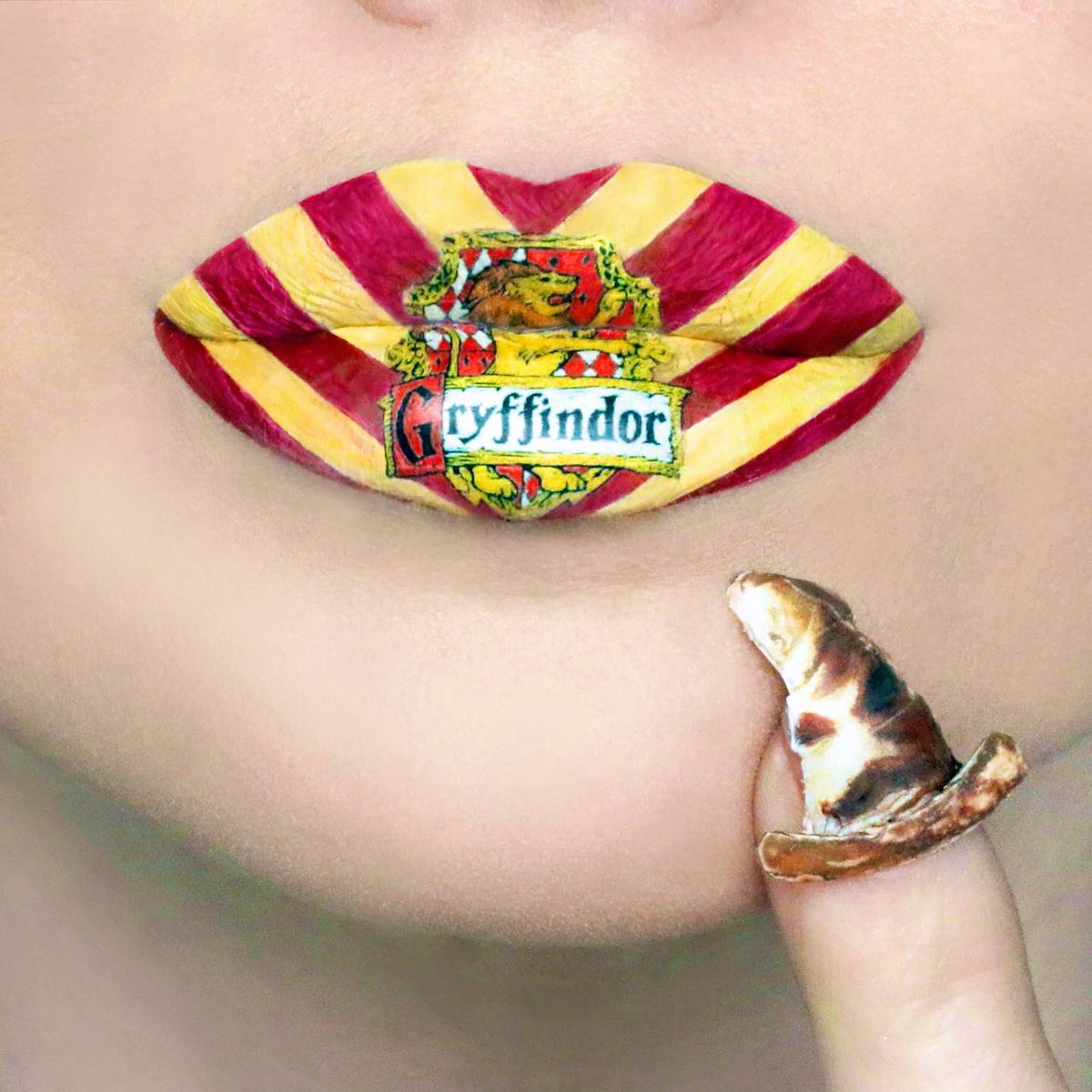 RyanKellyMUA's tweet image. Im still waiting for my Hogwarts letter tbh🦉💌 I had to post them all at once, I was too excited 😆 Check out my insta for all the details 💋
#hogwarts #ravenclaw #hufflepuff #slytherin #gryffindor