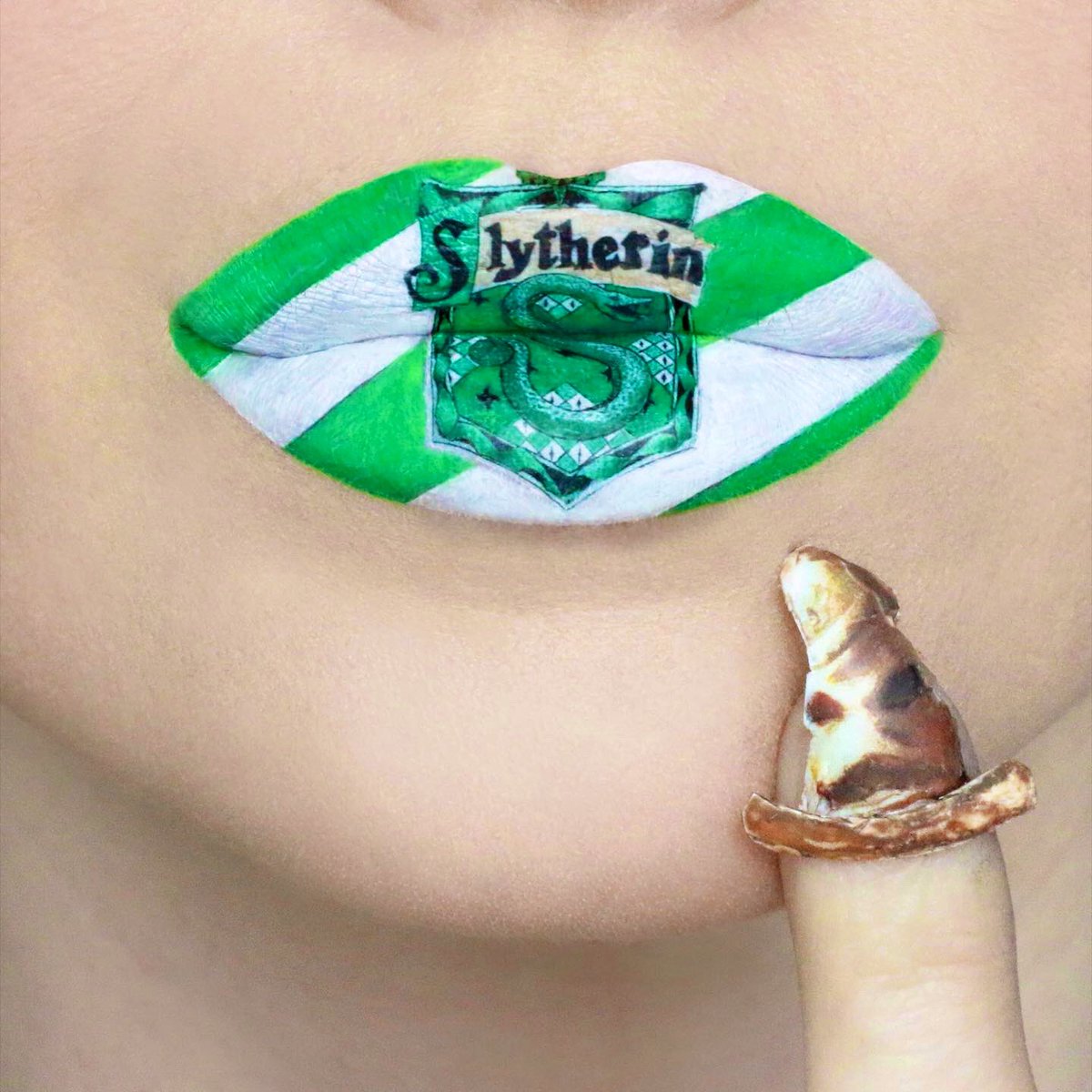 RyanKellyMUA's tweet image. Im still waiting for my Hogwarts letter tbh🦉💌 I had to post them all at once, I was too excited 😆 Check out my insta for all the details 💋
#hogwarts #ravenclaw #hufflepuff #slytherin #gryffindor